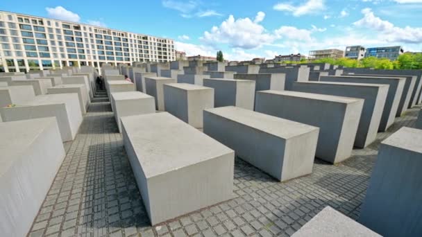 2022年9月 欧洲被谋杀犹太人纪念碑的观点 成排的矩形混凝土砌块 中间有狭窄的小巷 供人行走 — 图库视频影像