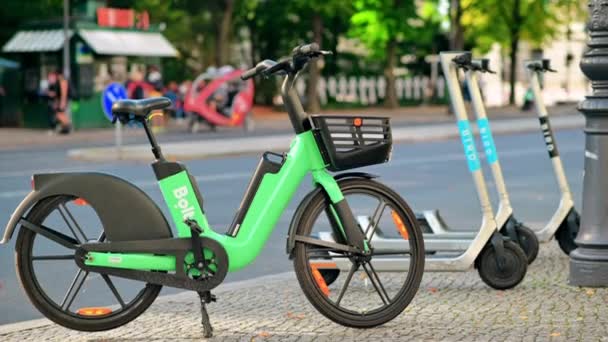 2022年9月 多部停放的鸟类电动车和一辆Bolt自行车的景观 背景街景 — 图库视频影像