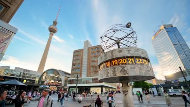 Berlin Tyskland September 2022 Street View Alexanderplatz Square Med Världsklocka — Stockvideo