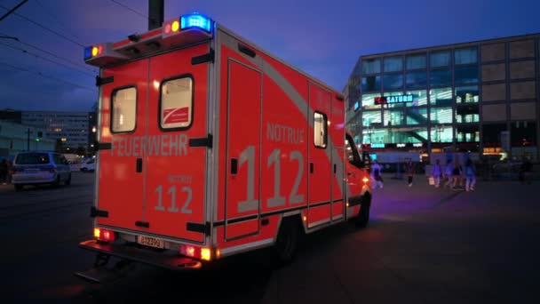 Берлин Германия Сентябрь 2022 Вид Пожарной Машины Александерплац Вечером Площадь — стоковое видео
