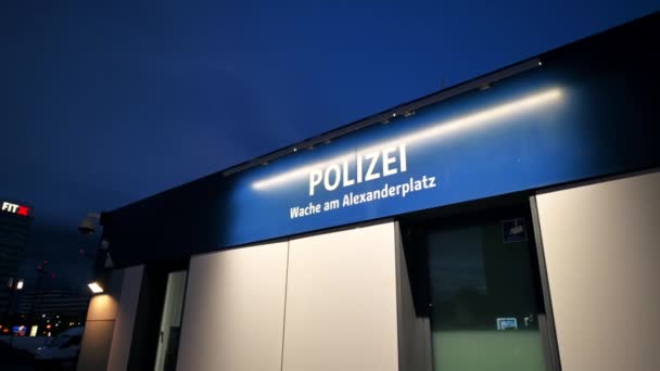 Berlino Germania Settembre 2022 Veduta Della Stazione Polizia Alexanderplatz Sera — Video Stock
