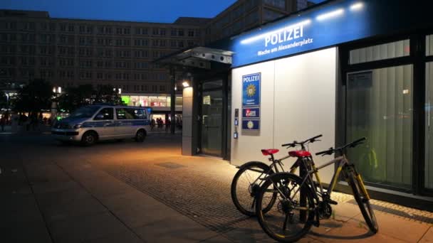 Berlin Niemcy Wrzesień 2022 Wieczorem Widok Posterunek Policji Alexanderplatz Plac — Wideo stockowe