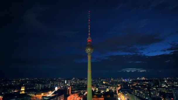 ベルリン ドイツ 2022年9月 ドイツのベルリンテレビ塔とダウンタウンの街の風景 複数の建物や夜の光 — ストック動画