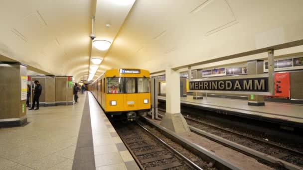 Berlín Alemania Septiembre 2022 Interior Estación Metro Unter Den Linden — Vídeos de Stock