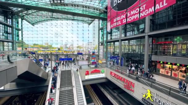 Берлин Германия Сентябрь 2022 Интерьер Центрального Железнодорожного Вокзала Современным Дизайном — стоковое видео
