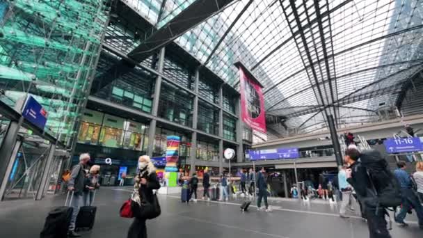 Берлин Германия Сентябрь 2022 Интерьер Центрального Железнодорожного Вокзала Современным Дизайном — стоковое видео
