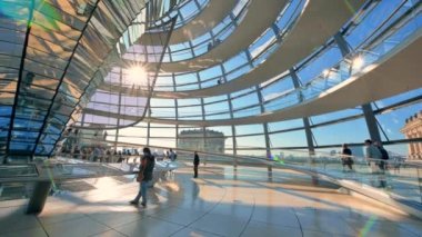 BERLİN, ALMANY - EPTEMBER, 2022: Reichstag cam modern kubbenin içeriden görünüşü şehir merkezinde turistlerle