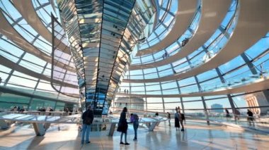 BERLİN, ALMANY - EPTEMBER, 2022: Reichstag cam modern kubbenin içeriden görünüşü şehir merkezinde turistlerle