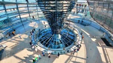 BERLİN, ALMANY - EPTEMBER, 2022: Reichstag cam modern kubbenin içeriden görünüşü şehir merkezinde turistlerle