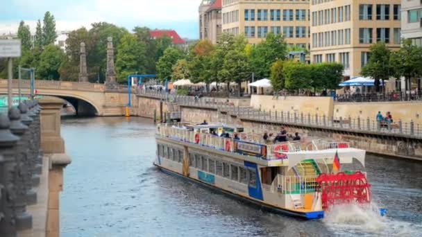 2022年9月 市区景观 斯普雷河上的Liebknecht桥 有漂浮的船 人和移动的汽车 — 图库视频影像