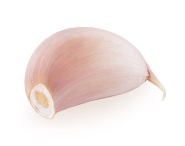 Beyaz arka planda soyulmamış taze sarımsak karanfili..