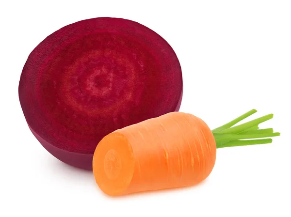 Composizione vegetale: barbabietola rossa dimezzata e carota isolata su fondo bianco. — Foto Stock