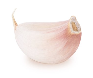 Beyaz arka planda izole edilmiş taze altın soğan.