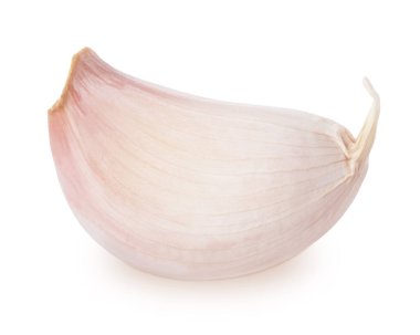 Beyaz arka planda izole edilmiş taze altın soğan.