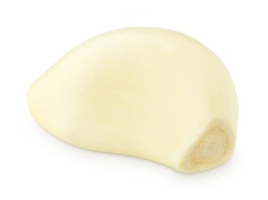 Beyaz arka planda taze soyulmuş sarımsak karanfili..