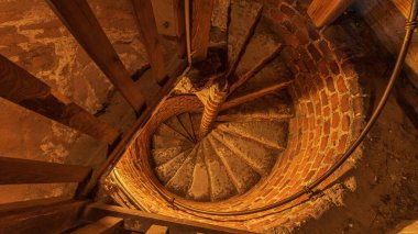 Kilisenin daracık kulesindeki eski taş merdiven manzarası. Taş merdiven, katı merdiven inşaatı, merdiven dayanıklılığı, Orta Çağ 'dan kalma merdiven..