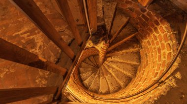 Kilisenin daracık kulesindeki eski taş merdiven manzarası. Taş merdiven, katı merdiven inşaatı, merdiven dayanıklılığı, Orta Çağ 'dan kalma merdiven..