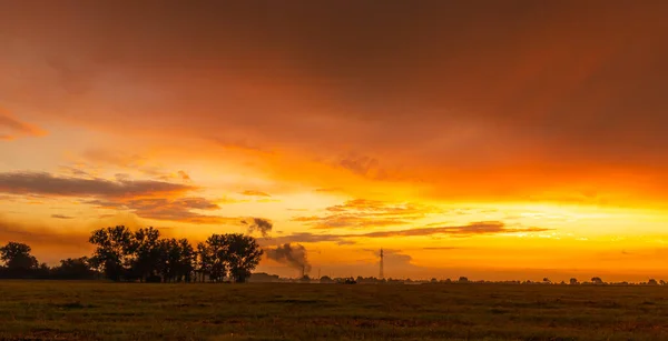 Vista Hermosa Puesta Sol Ardiente Durante Noche Otoño Hermosos Colores — Foto de Stock