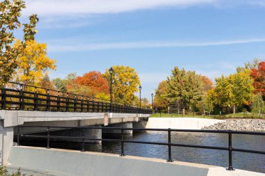 Ottawa, Kanada - 11 Ekim 2021: Rideau Nehri ve Sonbahar Köprüsü ve Barajı