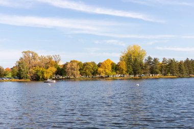 Ottawa, Kanada - 11 Ekim 2021: Güneşli sonbahar gününde Rideau Nehri ve Mooney Körfezi Sahili