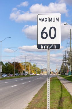 Yolda hız limiti tabelası var, Ottawa, Kanada 'da maksimum 60 km sürüyor. Yolda trafik vardı.