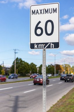 Yolda hız limiti tabelası var. Kanada 'nın Ottawa şehrinde saatte en fazla 60 km. Şehir trafiği yolda..
