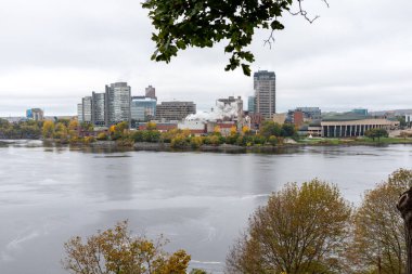 Ottawa, Kanada - 14 Ekim 2021: Ottawa Nehri ve Kanada 'nın Quebec kentinin panoramik manzarası. Sonbahar mevsiminde Major 's Hill Parkı' ndan renkli ağaçların renklerini değiştirdiği manzara