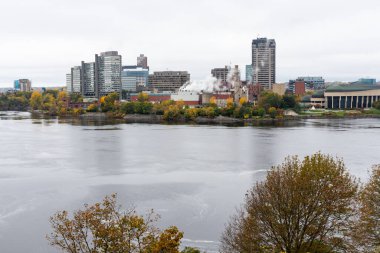 Ottawa, Kanada - 14 Ekim 2021: Gatineau şehri Quebec ve Ottawa Nehri 'nin sonbaharda manzarası. Sonbahar sezonunda Major 's Hill Parkı' ndan renkli ağaçların değişimiyle