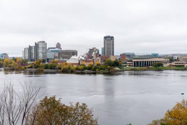 Ottawa, Kanada - 14 Ekim 2021: Panoramic city view of Ottawa River ve Gatineau of Quebec, Kanada sonbahar sezonunda. Sonbaharda Major 's Hill Parkı' ndan renkli ağaçların renk değiştirdiği manzara. Kanada Tarih Müzesi.