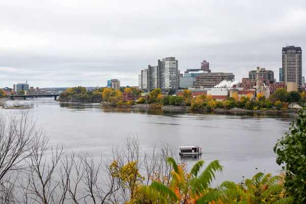 Ottawa, Kanada - 14 Ekim 2021: Ottawa, Ontario ve Gatineau arasındaki Portage Köprüsü, Kanada. Sonbahar mevsiminde Major 's Hill Park' tan şehir manzarası renk değiştiren ağaçlarla dolu..