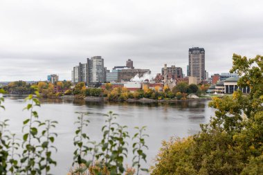 Ottawa, Kanada - 14 Ekim 2021: Ottawa Nehri ve Kanada 'nın Quebec kentindeki Gatineau şehri. Major 's Hill Park' ın sonbahar manzarası