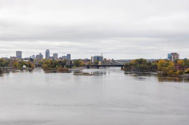 Ottawa, Kanada - 14 Ekim 2021: Ottawa, Ontario ve Gatineau arasındaki Portage Köprüsü, Kanada. Major 's Hill Park' ın sonbahar manzarası. Victoria Adası.