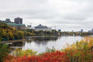 Ottawa, Kanada - 14 Ekim 2021: Ottawa City view from Major 's Hill Park and river in Autumn season, Parliament Hill and Supreme Court of Canada.