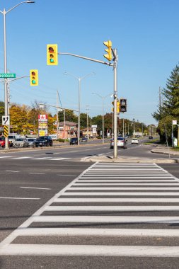 Ottawa, Kanada - 6 Ekim 2021: Ottawa 'daki Baseline ve Greenbank yollarının kesişiminde güneşli bir günde trafik ışıkları, yaya geçidi ve caddelerde arabalar