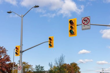 Sonbahar mevsiminde güneşli bir günde Kanada 'nın Ottawa şehrinde mavi gökyüzüne karşı trafik ışıkları