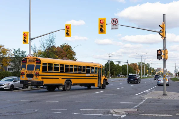 Ottawa Canadá Octubre 2021 Autobús Escolar Carretera Ottawa Pasando Semáforos — Foto de Stock
