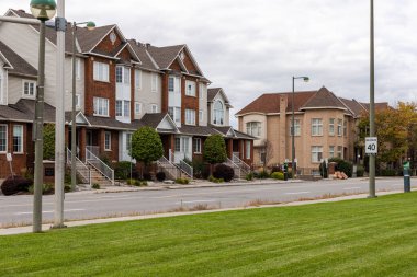 Kanada, Ottawa - 5 Ekim 2021: Konut evleri ve sonbahar mevsiminde apartman dairesi olan şehir sokağı.