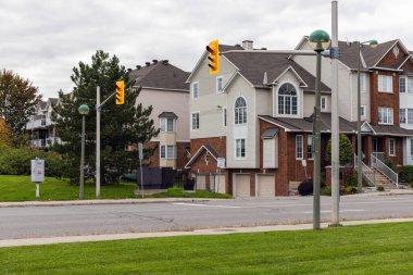Kanada, Ottawa - 5 Ekim 2021: Ottawa, Kanada yaya geçidinde evleri ve trafik ışıkları olan cadde