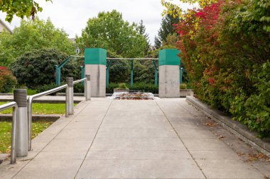 Sonbahar mevsiminde Kanada 'nın Ottawa kentinde küçük bir çeşme ile Centrepointe halk parkına giriş