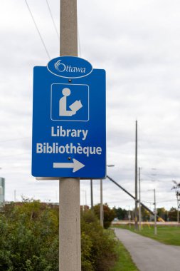 Kanada, Ottawa 'da halk kütüphanesi yol tabelası
