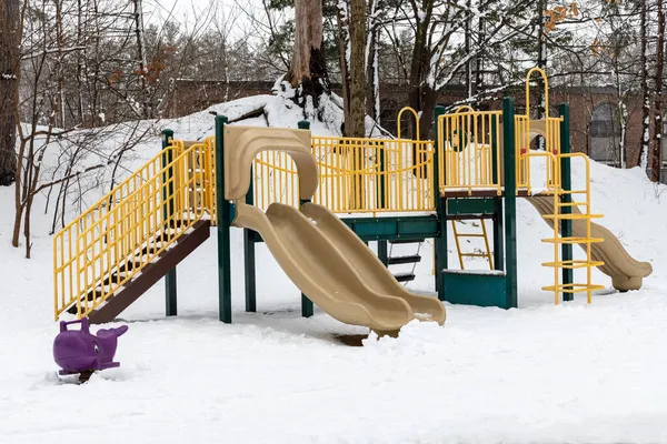 Speeltuin Structuur Met Glijbanen Het Park Zonder Kinderen Bedekt Met — Stockfoto