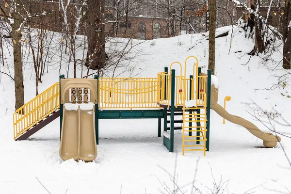 Speeltuin Structuur Park Zonder Mensen Bedekt Met Sneeuw Het Winterseizoen — Stockfoto