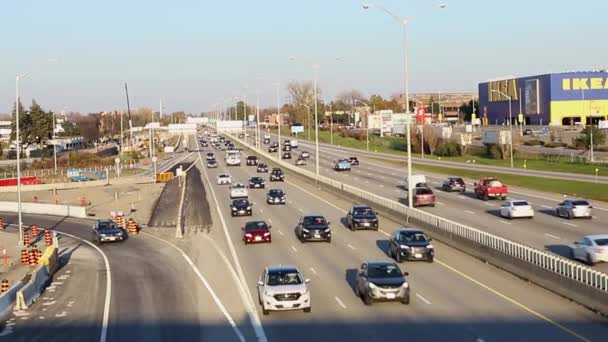 Tráfego urbano na rodovia 417 em Ottawa, Canadá — Vídeo de Stock