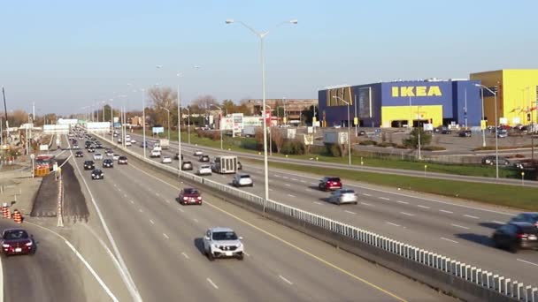 Ruch uliczny na autostradzie 417 w Ottawie, Kanada — Wideo stockowe