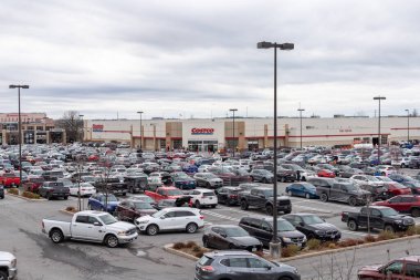 Kanata, Kanada - 20 Kasım 2021: Costco toptan satış mağazası yakınlarındaki otopark dolu