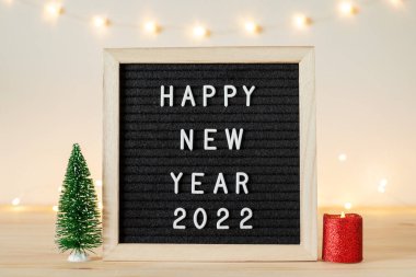 Yeni yılınız kutlu olsun. Tatil süslemeleri ve fotokopi odasıyla birlikte masadaki mektup panosuna selamlar.