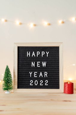 Yeni yılınız kutlu olsun. Tatil süslemeleri ve fotokopi odasıyla birlikte masadaki mektup panosuna selamlar.