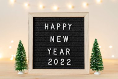 Yeni yılınız kutlu olsun. Tatil süslemeleri ve fotokopi odasıyla birlikte masadaki mektup panosuna selamlar.