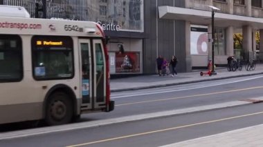 Şehir merkezinde halk otobüsü, Rideau Caddesi, Ottawa, Kanada