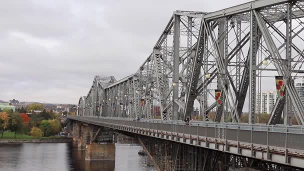 알렉산드라 브리지 (Alexandra Bridge) - 오타와 (Ottawa) 에서 캐나다의 가투 노시 (Gatineau) 로. 오타와 강 — 비디오